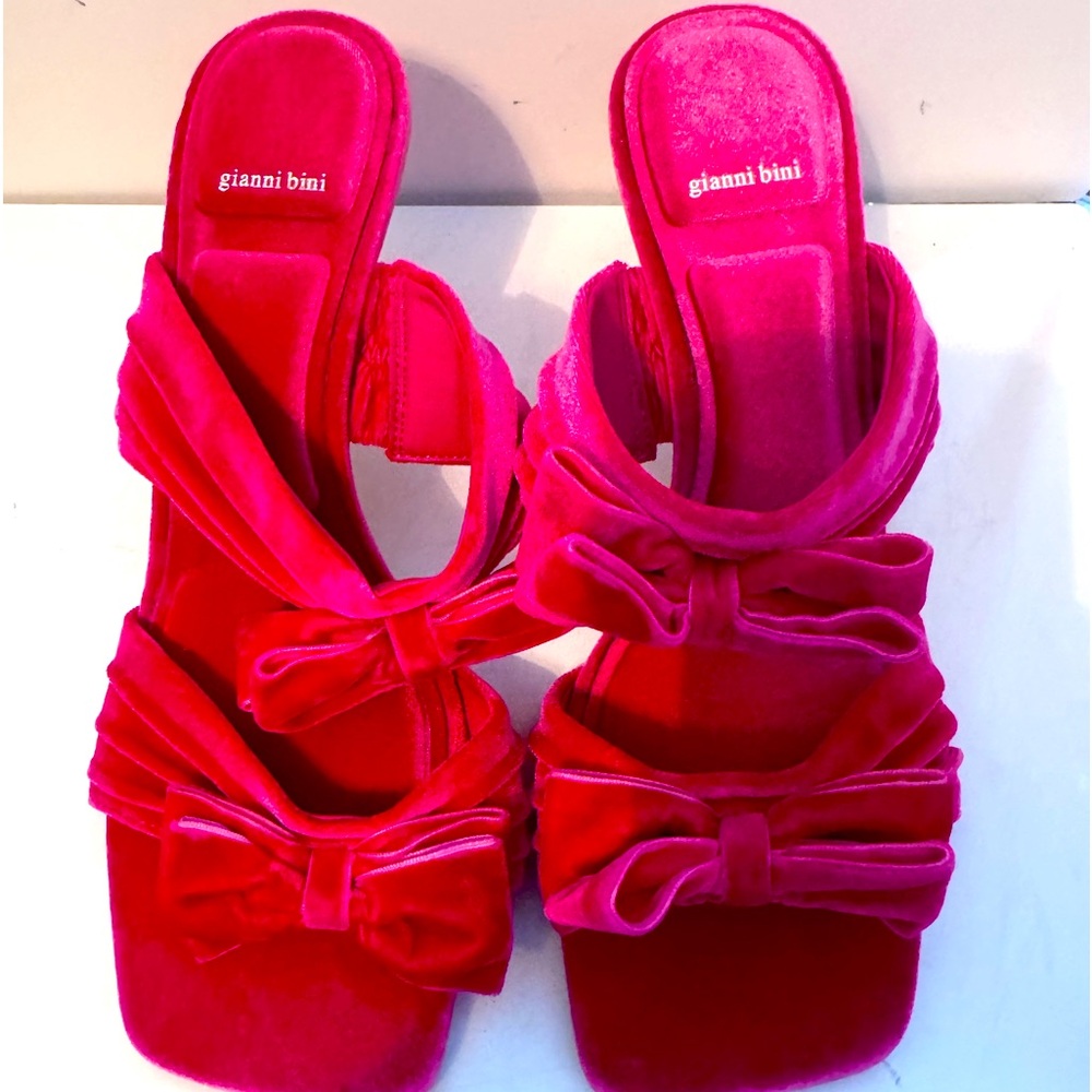 Beautiful pink 3 inch heel, velvet Gianni Bini shoe . Never worn. Size 11